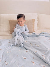 Load image into Gallery viewer, Günamüna Cowboy Goose Light Blue Cloud Blanket / 1.0 TOG