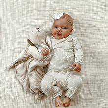 Load image into Gallery viewer, Günamüna Lovey Bunny

